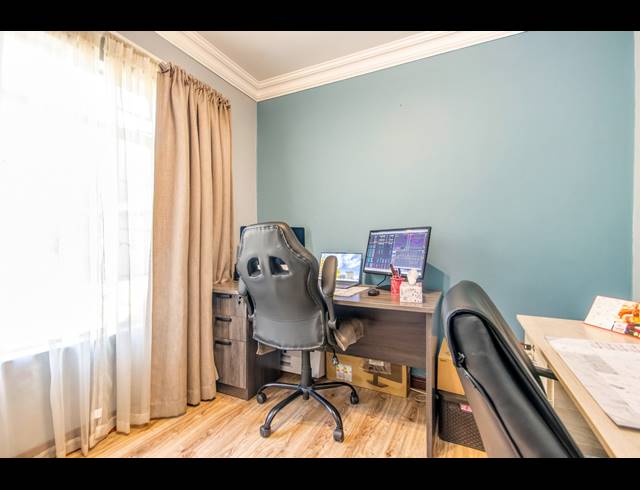 2 BEDROOM TOWNHOUSE FOR SALE IN HONEYDEW MANOR